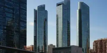 Paisaje urbano moderno de Madrid, símbolo de la inversión extranjera directa en España
